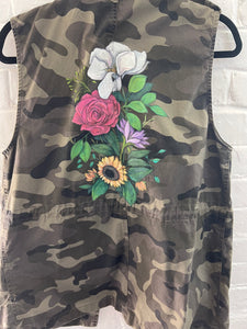 **Adult Camo Vest with Painted Flowers (size M)